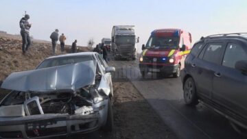 Nebunie pe E 85: un tir a intrat în coloana de mașini formată după ce un autoturism a răsturnat o ambulanță