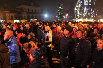 Petrecere în aer liber la Serbarile Zapezii, de la Vatra Dornei