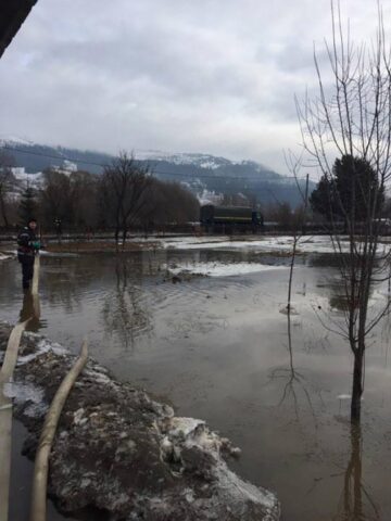 Acțiunile de detonare a formațiunilor de gheață și de evacuare a apei au continuat la Vatra Dornei