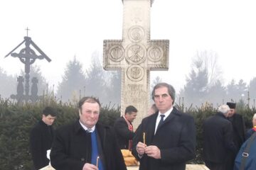 Petrea Dulgheru (dreapta) și Mihai Arseni, doi dintre sucevenii care au participat la comemorarea lui Iuliu Maniu