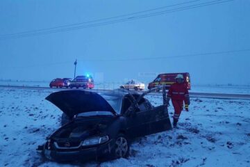 O mașină în care se aflau cinci persoane s-a răsturnat în afara drumului