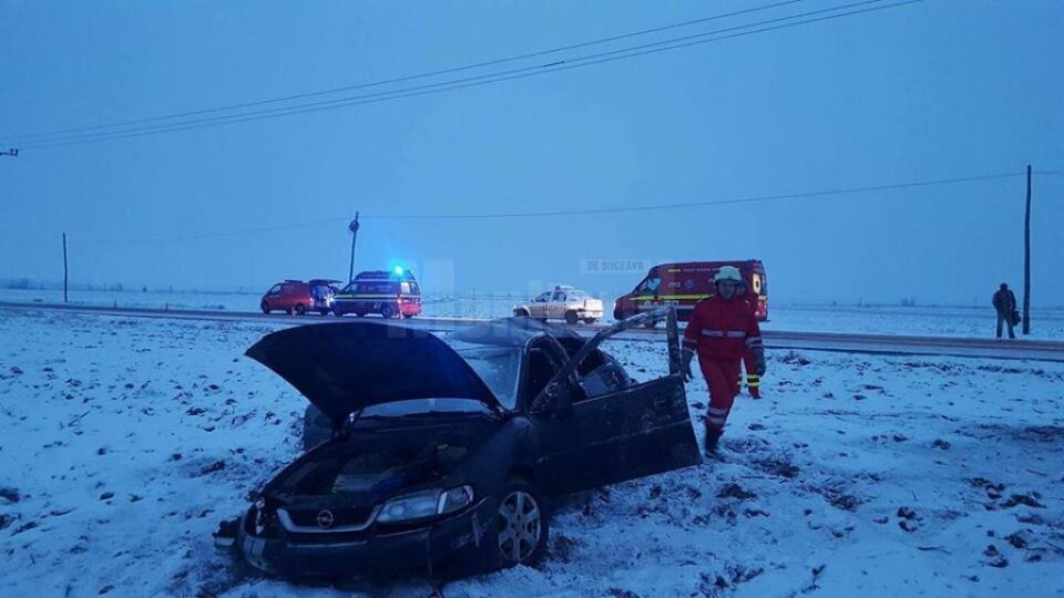 O mașină în care se aflau cinci persoane s-a răsturnat în afara drumului