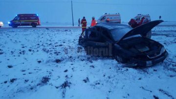 O mașină în care erau cinci oameni s-a răsturnat după ce șoferul, beat, a ratat o depășire