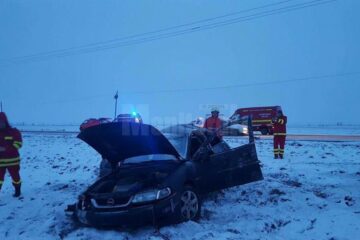 Autoturismul în care erau cinci oameni s-a răsturnat în afara drumului