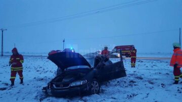 Autoturismul în care erau cinci oameni s-a răsturnat în afara drumului