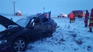 O mașină în care erau cinci oameni s-a răsturnat după ce șoferul, beat, a ratat o depășire