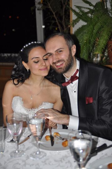 Regizorul sucevean Adrian Țofei s-a căsătorit cu o frumoasă actriță din Turcia