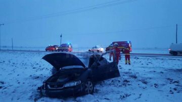 O mașină în care erau cinci oameni s-a răsturnat după ce șoferul, beat, a ratat o depășire