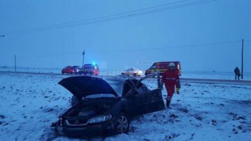 O mașină în care erau cinci oameni s-a răsturnat după ce șoferul, beat, a ratat o depășire