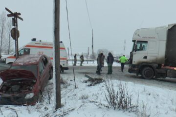 Mașină în care se aflau trei persoane, aruncată de pe șosea de un tir