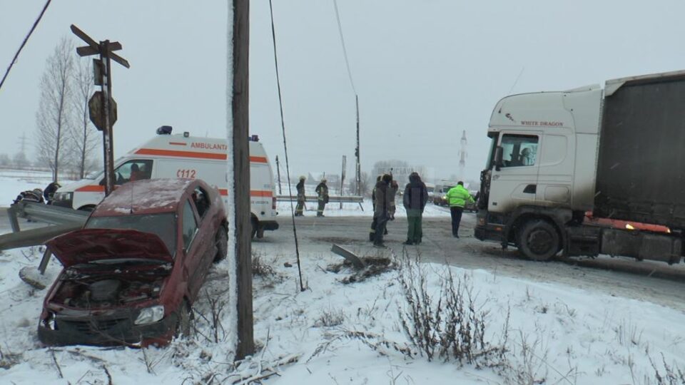 Mașină în care se aflau trei persoane, aruncată de pe șosea de un tir