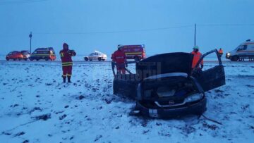 O mașină în care erau cinci oameni s-a răsturnat după ce șoferul, beat, a ratat o depășire