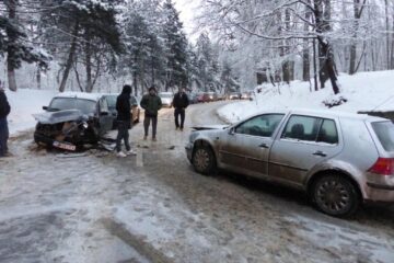 Trei mașini implicate într-o tamponare, în apropierea restaurantului Brădet