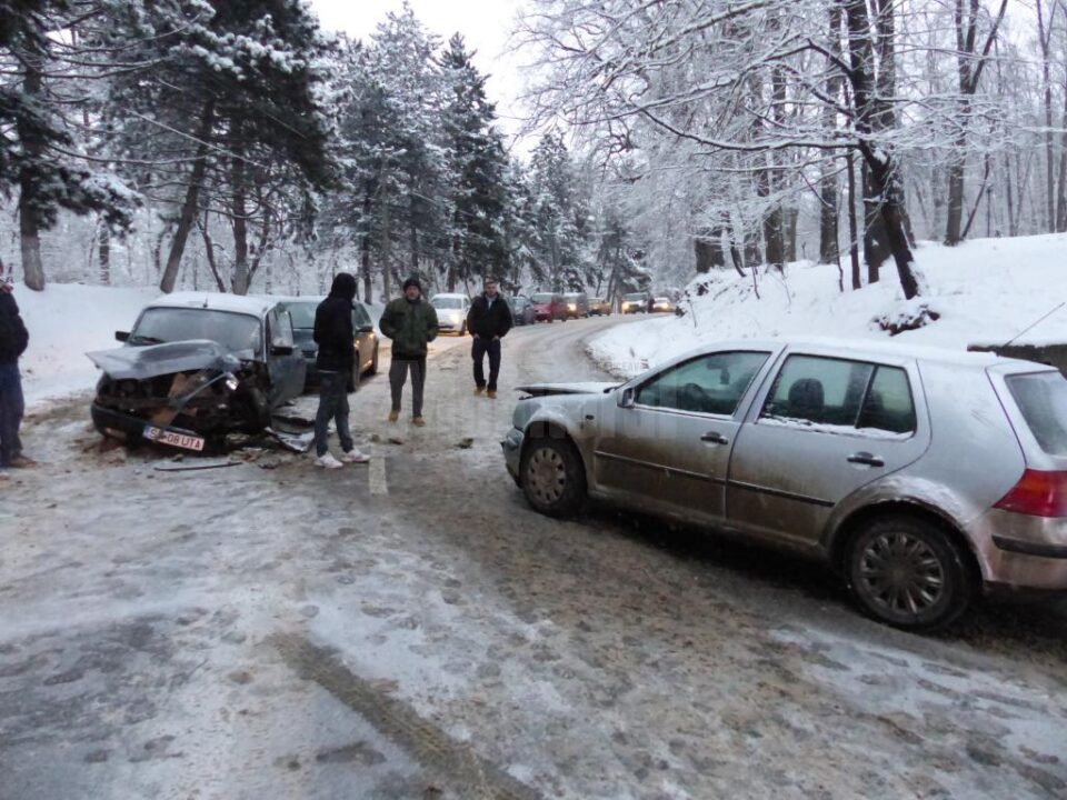 Trei mașini implicate într-o tamponare, în apropierea restaurantului Brădet