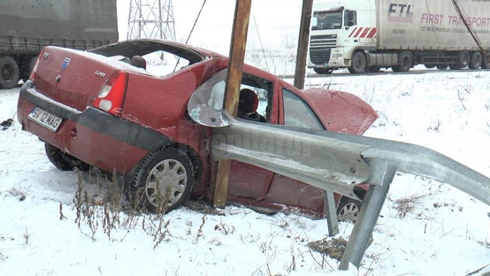 Dacia în care erau doi soți și fiica lor, aruncată de pe șosea de un tir