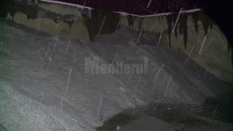 Stocul de material antiderapant din curtea Sectiei de Drumuri Nationale Suceava