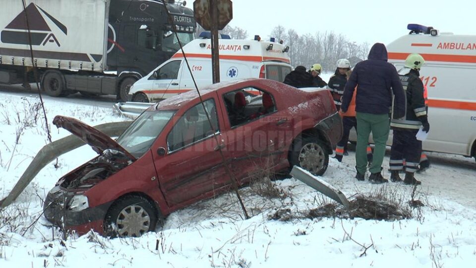 Dacia în care erau doi soți și fiica lor, aruncată de pe șosea de un tir