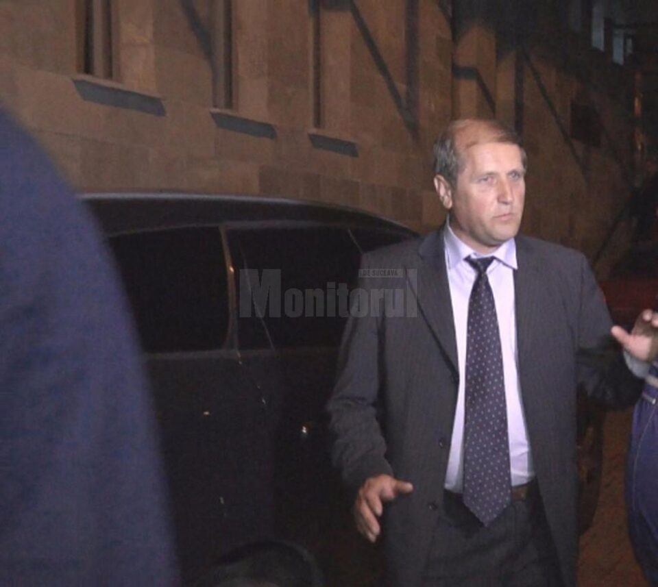 Dănuț Solcan în fața sediului Parchetului de pe lângă Tribunalul Suceava