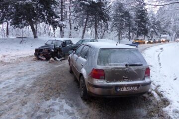 Autoturismul VW Golf condus de o femeie a intrat pe contrasens și a izbit un altul care circula regulamentar