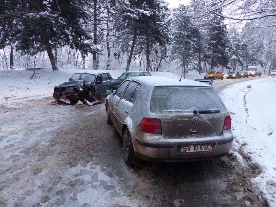 Autoturismul VW Golf condus de o femeie a intrat pe contrasens și a izbit un altul care circula regulamentar Autoturismul VW Golf condus de o femeie a intrat pe contrasens și a izbit un altul care circula regulamentar