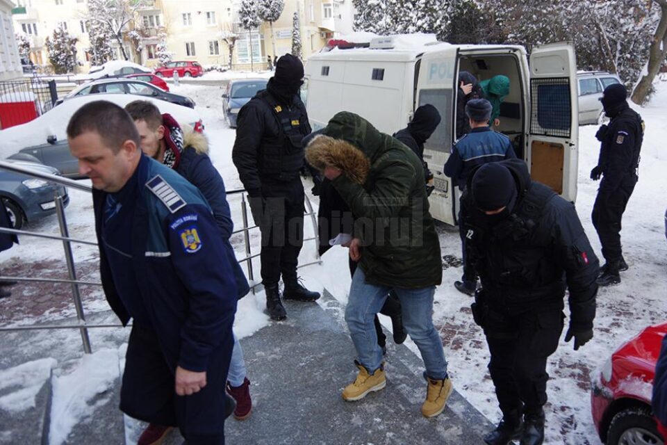 Cei cinci au fost însoțiți la instanță și de o grupă de polițiști de la Serviciul de Acțiuni Speciale