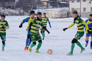 Terenul înghețat le-a pus probleme ambelor echipe