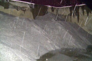 Stocul de material antiderapant din curtea Secției de Drumuri Naționale Suceava