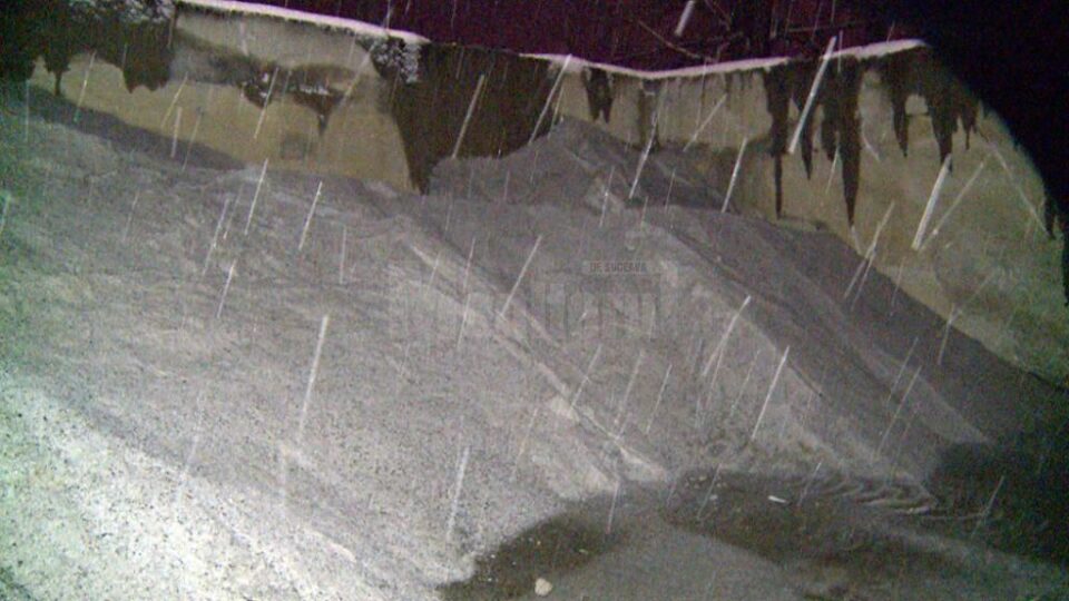 Stocul de material antiderapant din curtea Secției de Drumuri Naționale Suceava