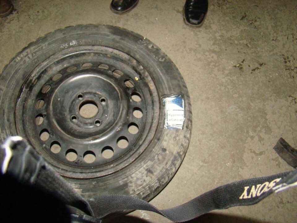 Țigări de aproape 14.000 de euro, confiscate de lucrătorii de la graniță