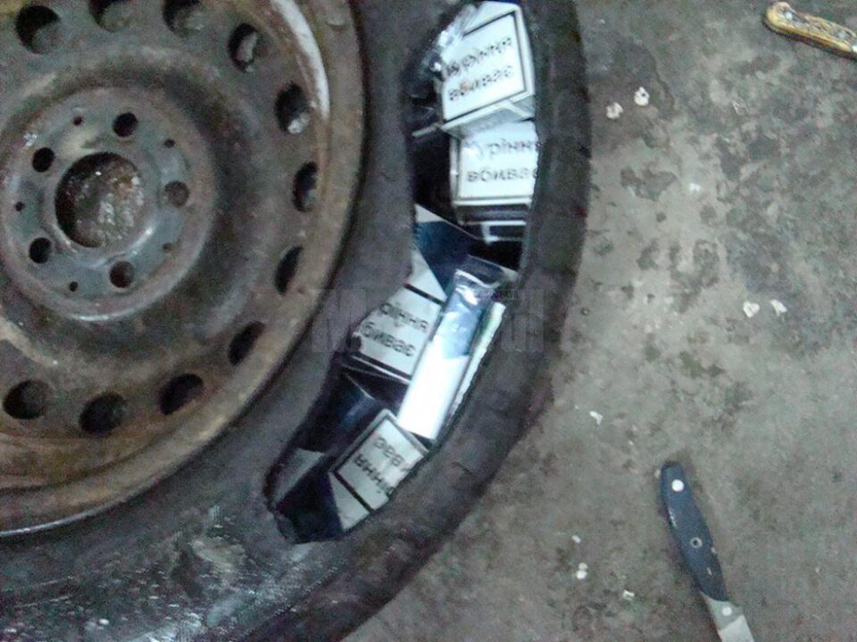 Țigări de aproape 14.000 de euro, confiscate de lucrătorii de la graniță