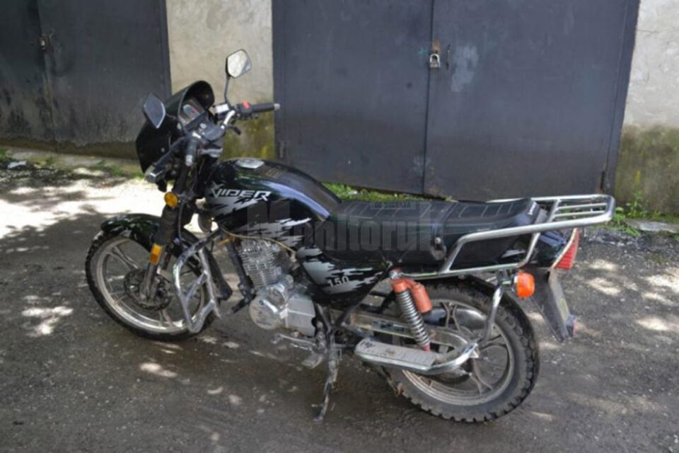 Motocicleta furată a fost găsită după patru luni de zile, la un bărbat din Vatra Dornei Motocicleta furată a fost găsită după patru luni de zile, la un bărbat din Vatra Dornei