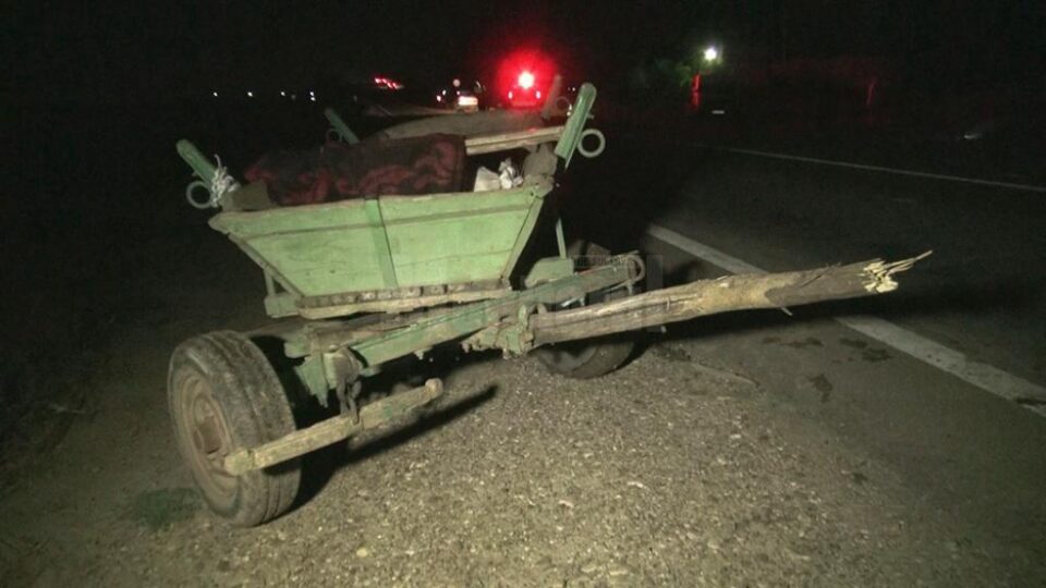 Căruța nesemnalizată în nici un fel a fost observată târziu de șoferul autoturismului, care a izbit-o în plin Căruța nesemnalizată în nici un fel a fost observată târziu de șoferul autoturismului, care a izbit-o în plin