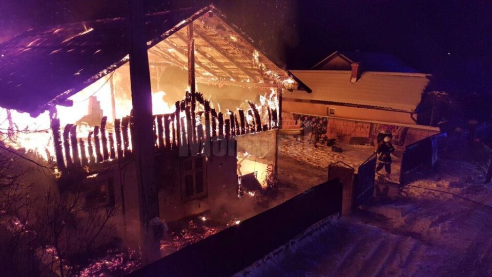 Casă din Mihoveni, distrusă de un puternic incendiu