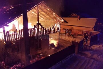 Casă din Mihoveni, distrusă de un puternic incendiu