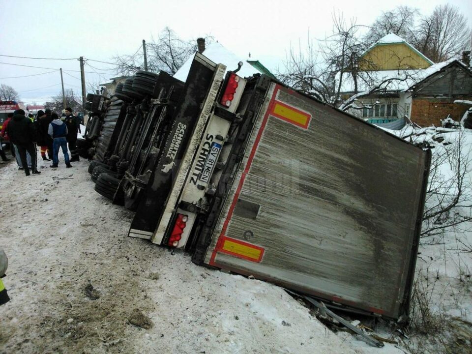 Un tir s-a răsturnat la Milișăuți