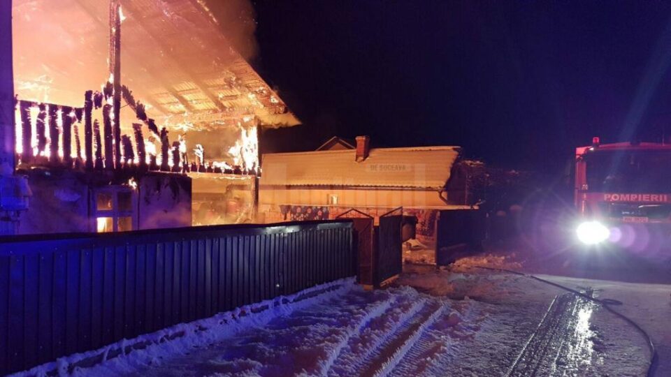 Casă din Mihoveni, distrusă de un puternic incendiu