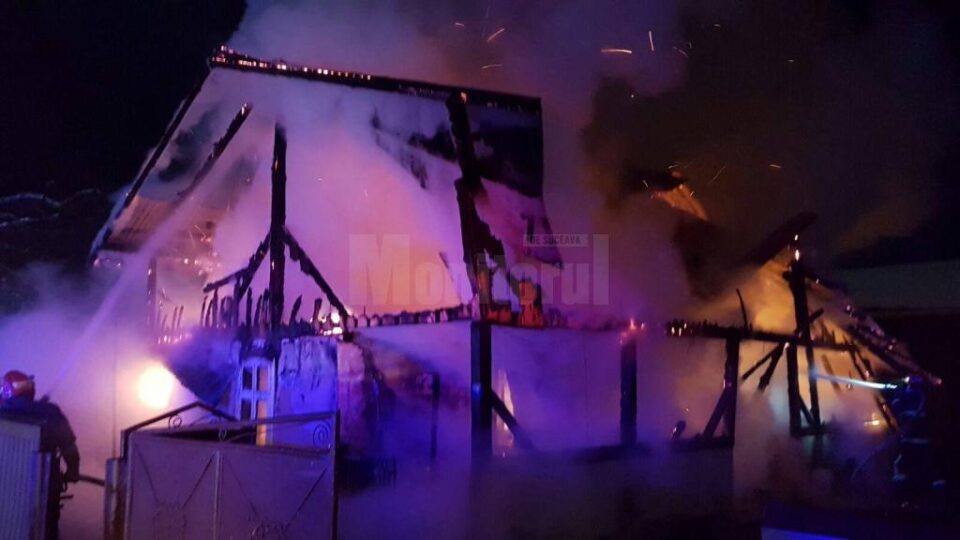 Casă din Mihoveni, distrusă de un puternic incendiu