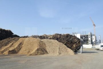 Noua centrala va asigura căldură și apă caldă prin arderea deșeurilor lemnoase