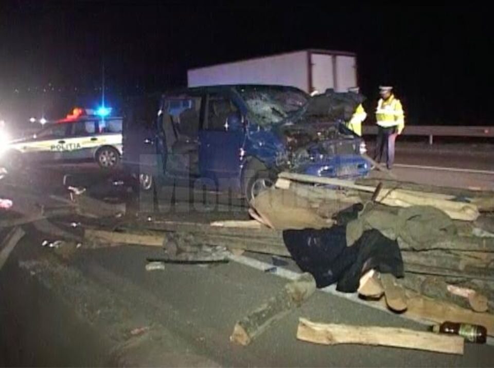 Autoturismul Mercedes a făcut bucăți căruța cu lemne