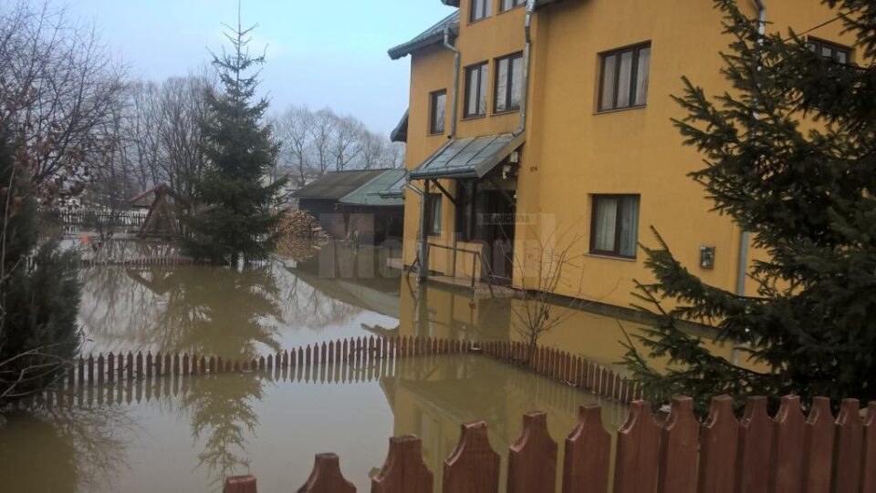 Sprijin financiar de la stat pentru locuitorii din Vatra Dornei ale căror case au fost inundate în urma topirii ghețurilor Sprijin financiar de la stat pentru locuitorii din Vatra Dornei ale căror case au fost inundate în urma topirii ghețurilor