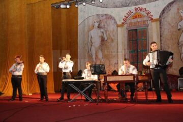 Orchestra de muzică populară a Colegiului de Artă a servit publicului o porție sănătoasă de bună dispoziție