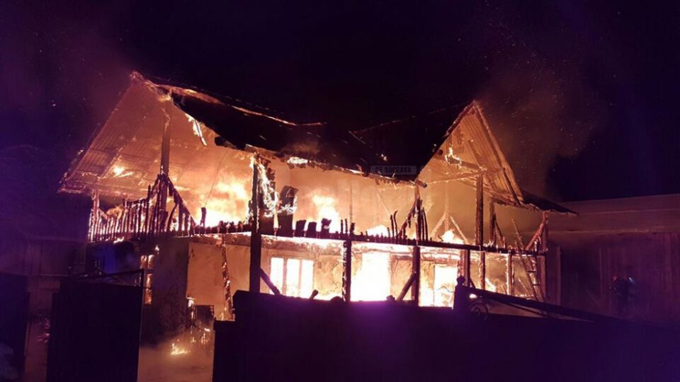 Casa unei familii cu patru copii, distrusă odată cu bunurile din interior