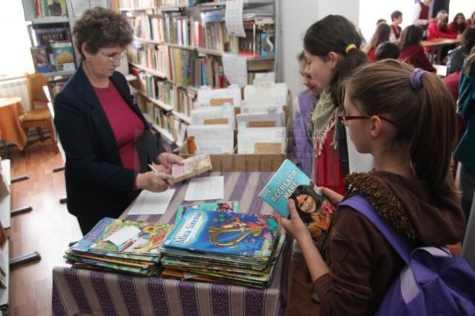 Sute de cărți vor ajunge pe rafturile bibliotecii Școlii Nr. 3 Suceava