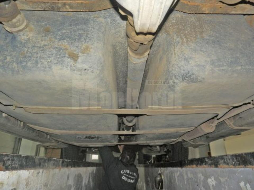 La un control amănunțit efectuat de lucrătorii Biroului Vamal Siret s-a descoperit că mașina era modificată pentru a transporta carburant