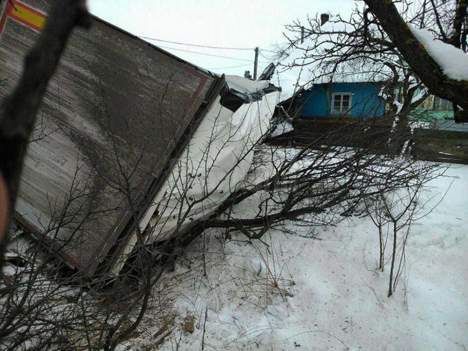 Un tir cu cherestea, plecat în cursă spre Constanța, s-a răsturnat peste o casă, la Milișăuți