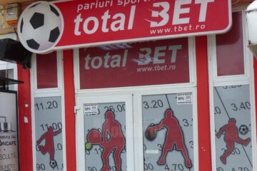 După ce a furat banii din sertarul casieriei, tânărul a reușit să iasă nestingherit pe ușa agenției și să dispară în noapte