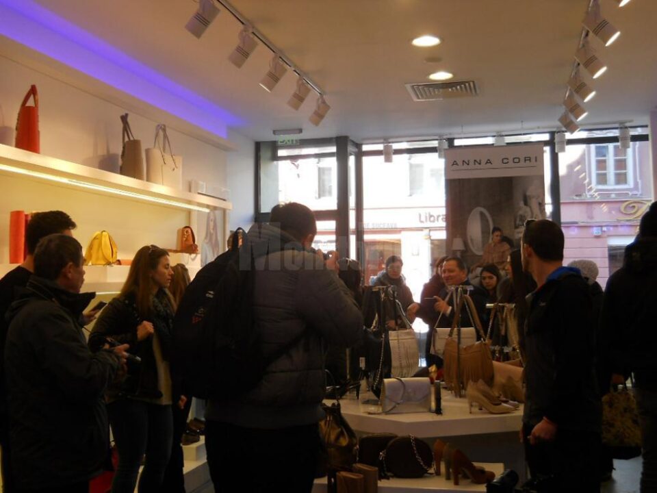 Premii de recunoștință oferite de Fabrica de încălțăminte DENIS cu ocazia inaugurării celui de-al doilea magazin ANNA CORI din Brașov