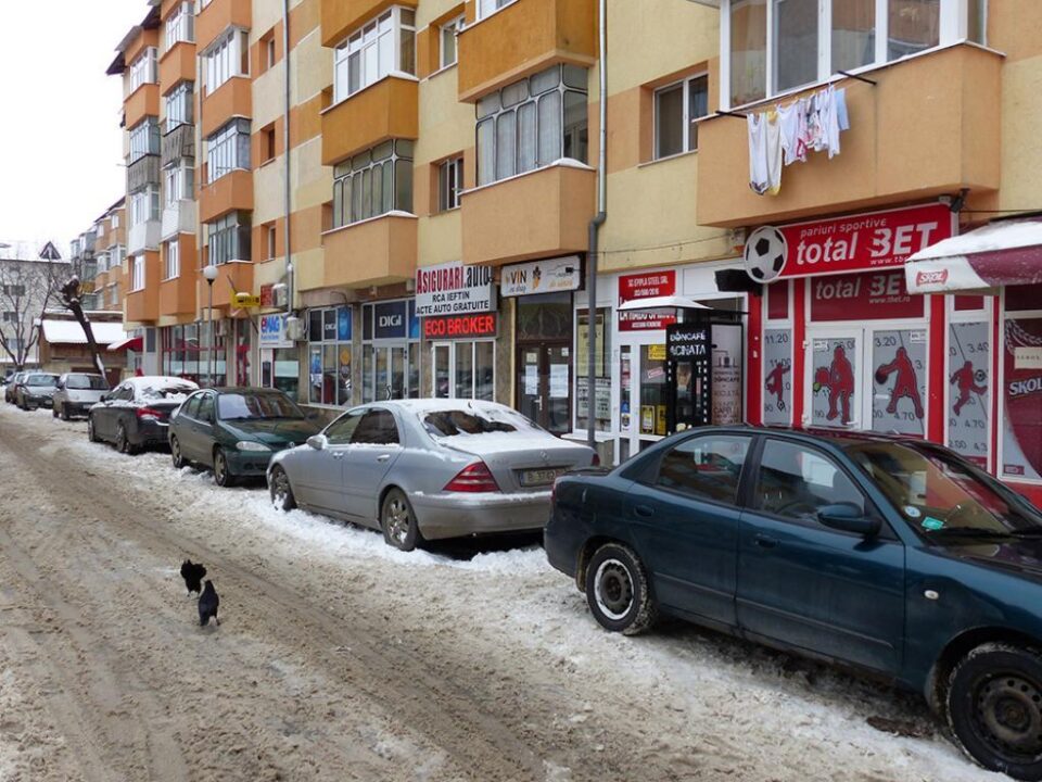 Tâlhăria a avut loc la Casa de Pariuri Total Bet, situată pe strada Aurora din apropierea oficiului poștal al cartierului Burdujeni