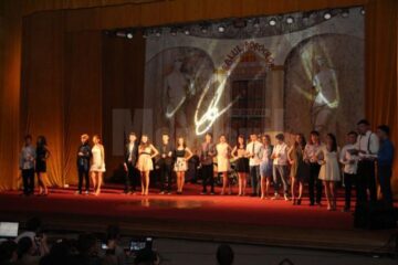 18 boboci au intrat în cursa dobândirii titlurilor de Miss și Mister Boboc 2013