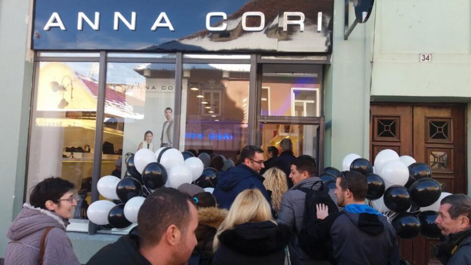 Premii de recunoștință oferite de Fabrica de încălțăminte DENIS cu ocazia inaugurării celui de-al doilea magazin ANNA CORI din Brașov